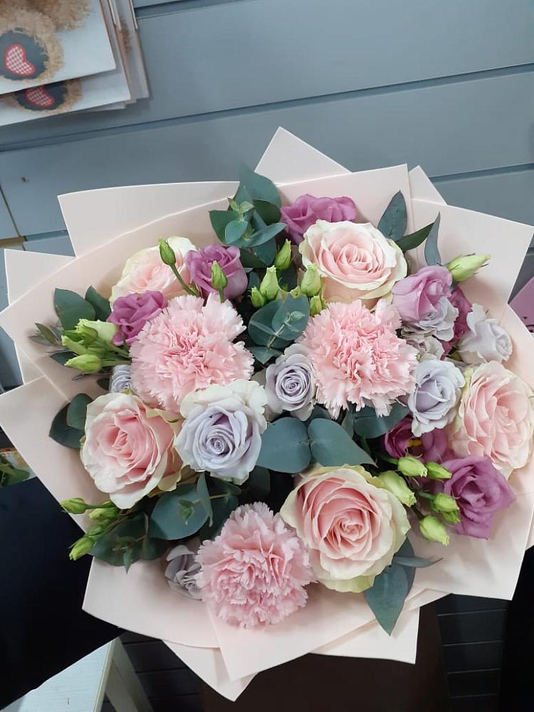 Букет цветов из: Розы, Гвоздики и Лизиантусы в Заволжье